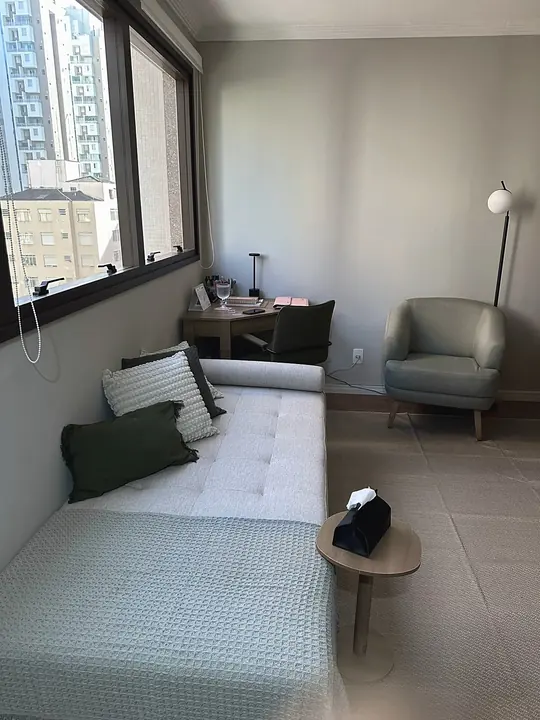 A sala de atendimento, com o divã junto à janela